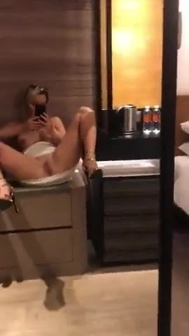 Posh milf mirror selfie
