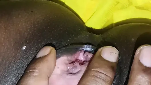 Sikilen üvey kız kardeş parmaklıyor ve sonra amcığını sikiyor bölüm 1