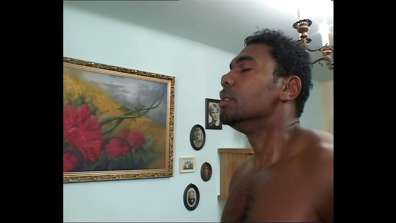 זין שחור לג'ינה בלונדינית