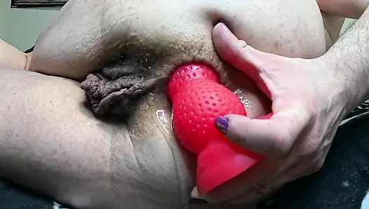 Riesiger erdbeerdildo im dicken arsch: tiefes analreiten &nasser spaß