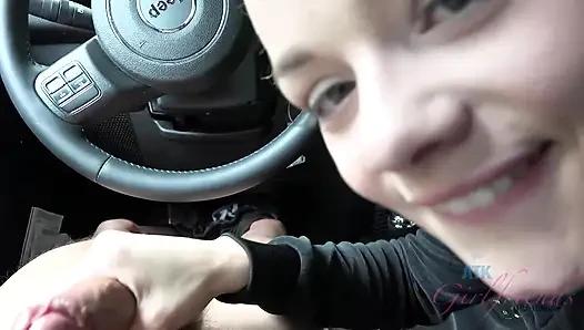 Pov elsa jean nyepong kontol dan ngocok kontol di dalam mobil! Pirang mengisap, menunggangi keras lalu mengocok mani muncrat besar-besaran