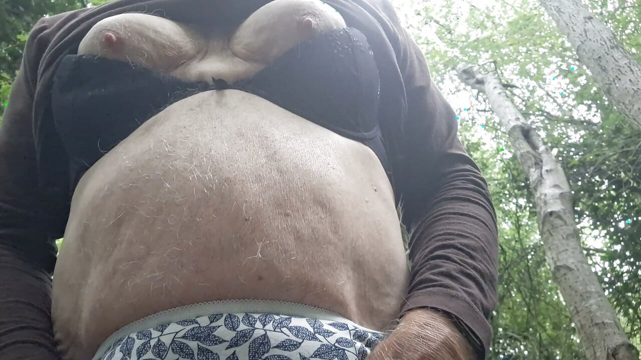 Mummoalushousut ja rintaliivit ulkona