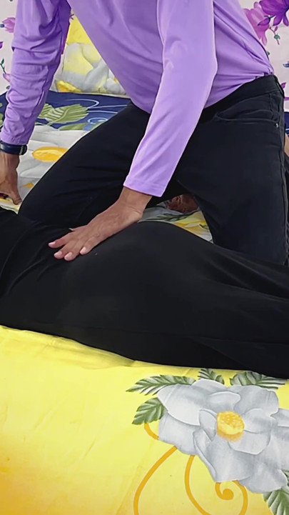 A wealthy lady summoned a masseur to her hotel and had a massage while naked. | Clip 1