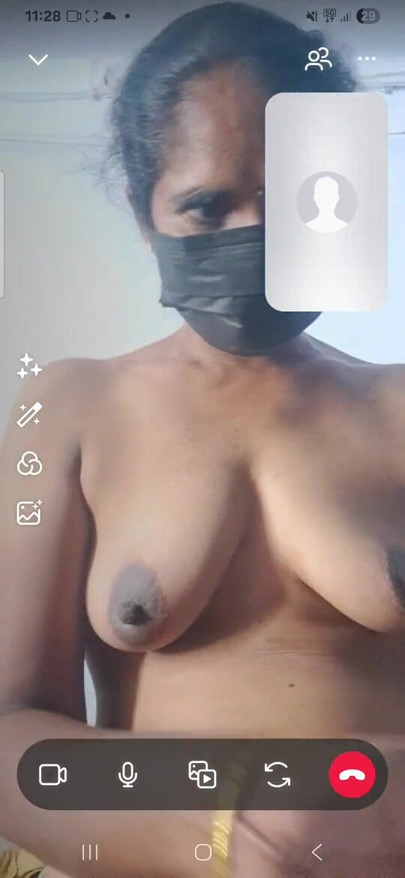 Zapanjujući trenutak iz "Tamilske tetke iz sela tamilski seksi video poziv u telegramu"