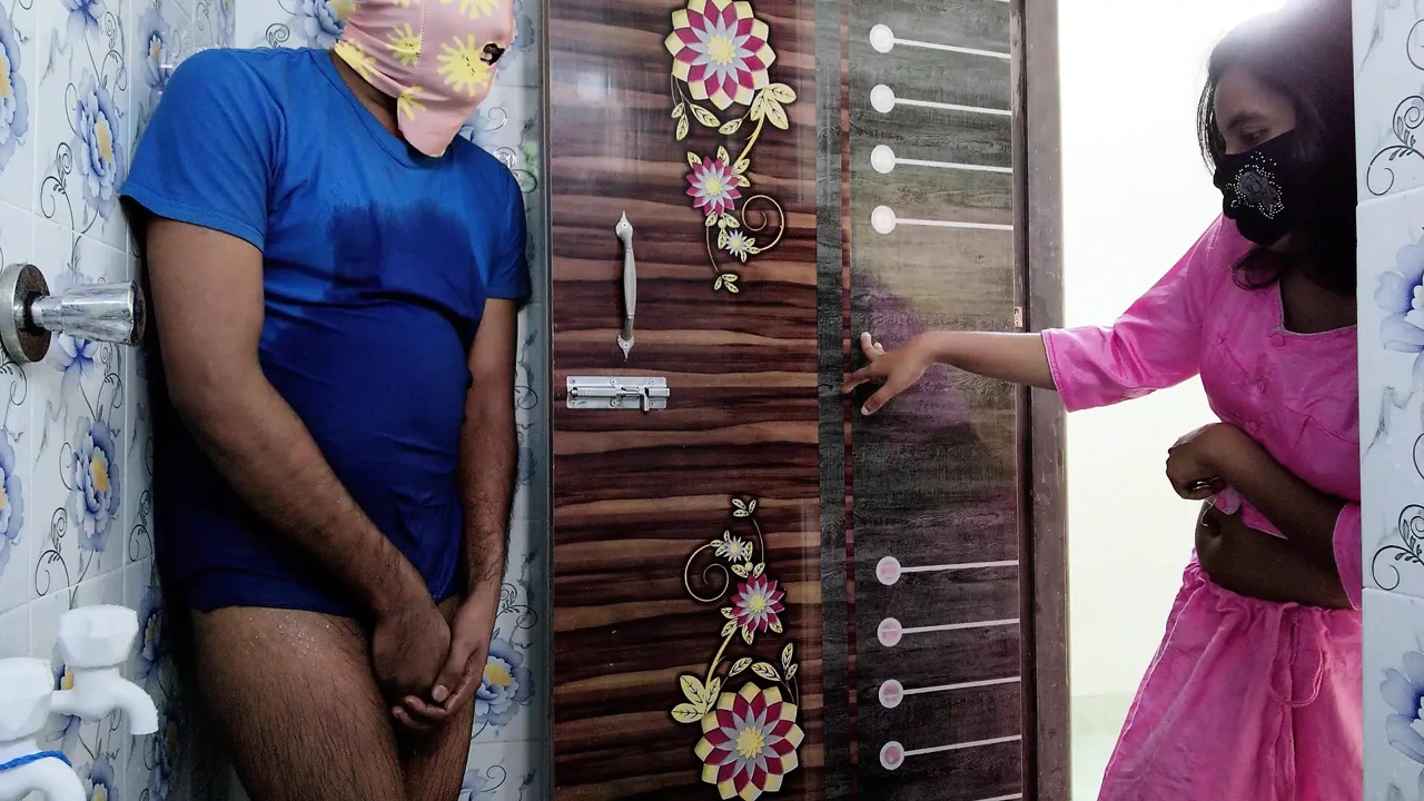 我如何用我的大鸡巴控制我热辣的继母在淋浴下