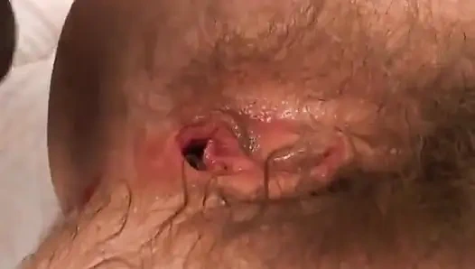 Темноволосая шлюшка в нижнем белье и чулках получила кримпай от большого черного члена