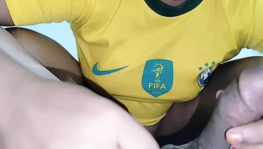 Stiefbruder fickt seine schöne stiefschweder, während er auf ein fußballspiel wette. (Vollständige bangla-audio)
