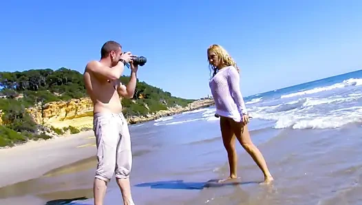 Сексуальную крошку-блондинку трахнули на пляже