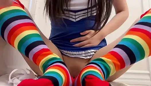 Amigo kız gökkuşağı çoraplı sevimli kızı mastürbasyon yaparken azdırıyor