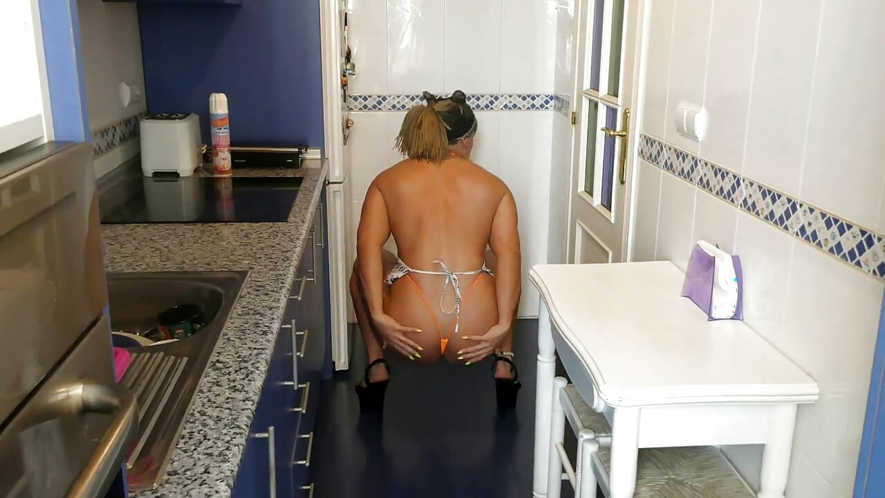 Сквиртую и трахаюсь на кухне