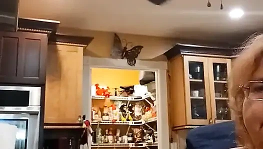 Memasak daging babi untuk makan malam dan pamer saat aku memasak