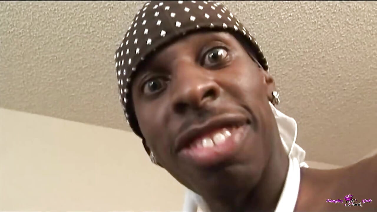 Shyla Swirl e Monea se lambem e entram em um trio com um bbc