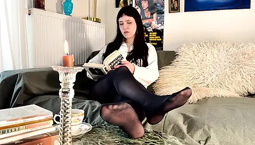 Sanfte fußvernachlässigung, während ich mein russisches buch lese - sonntag freizeit