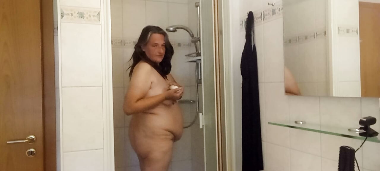 Fat mature woman showers naturally – Part 1