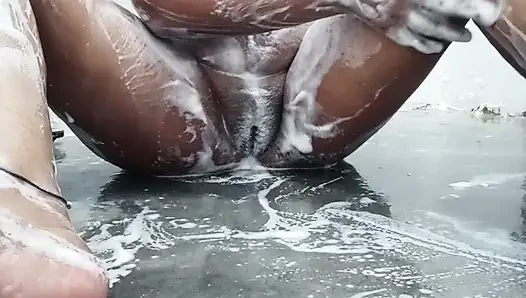 Aaj apne chut ki ache se safai ki