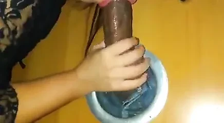 Namorada mamando pau na casa de swing