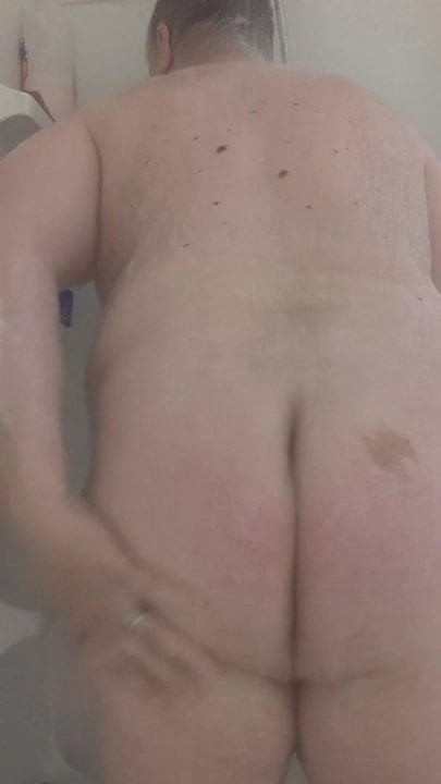 Molliger verheirateter Mann duscht