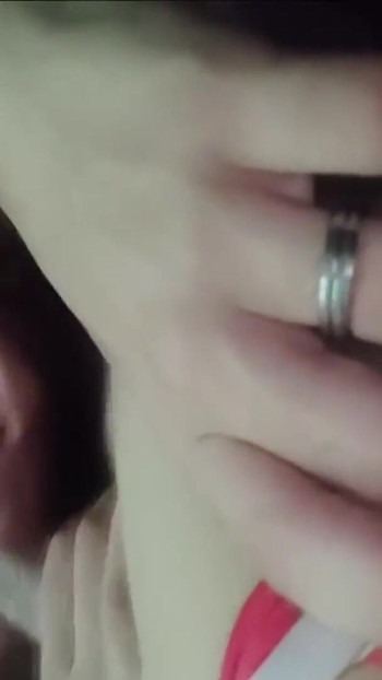 彼女が彼を待っている間、私は彼女の家の前で彼の精液を飲み込みました | クリップ 2