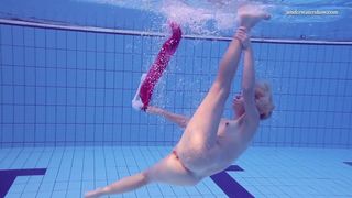 Русская горячая крошка Елена Проклова плавает обнаженной