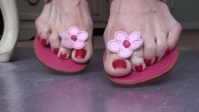 TOELOOP SOFTCORE 1.5 RED NAILS PINK SANDALS.