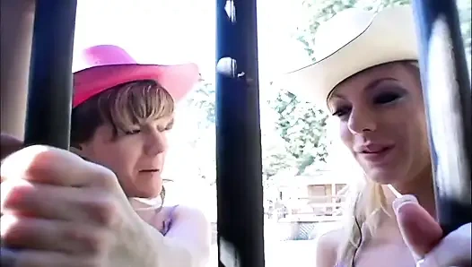 Tyla Wynn ve Angela Stone kovboy çizmeli klasik sakso çekiyor