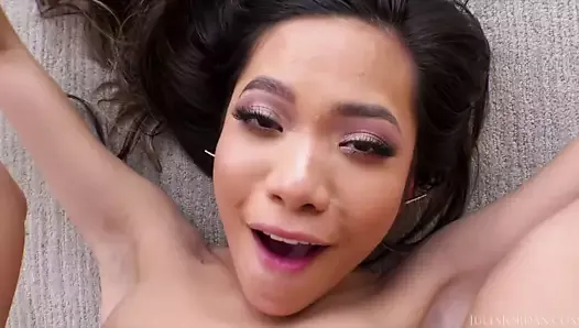 Azjatycka lalka marzeń Vina Sky dostaje w twarz seks analny
