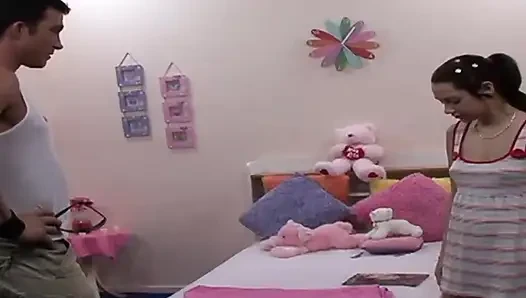 Piglet'in hatunları sahne-3 at kuyruklu esmer genç kız dersten sonra sikişiyor