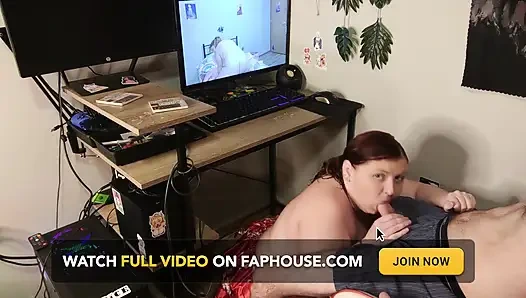 Отчим смотрит наше порно