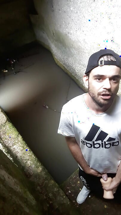 Drkam spermu pod kamenjem uz svjetlost mesa