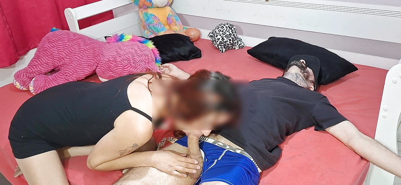 Külotsuz üvey kız üvey babasıyla domino oynuyor