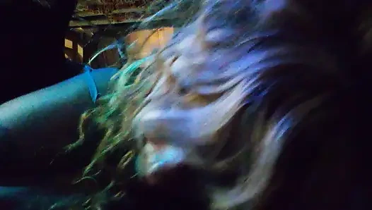 Elsa, die versaute hotwife, nimmt zwei schwänze