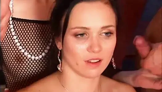 Двух шлюховатых девушек в сексуальном нижнем белье устроили гэнгбэнг в групповом сексе