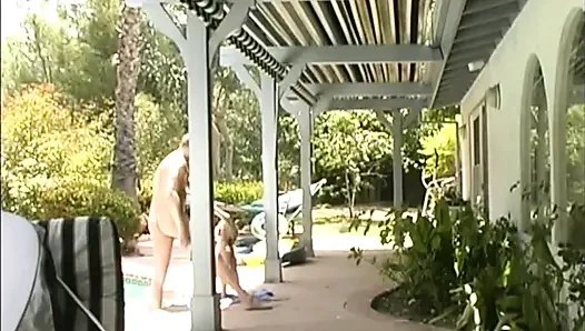 Junge blonde schlampe im freien gefickt