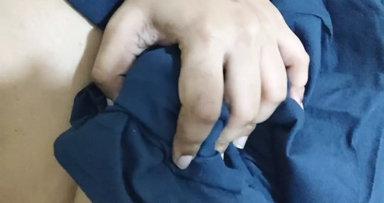 Indijska devojka se igra sa svojim seksi sisama