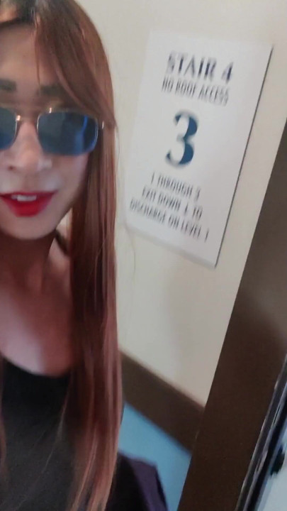 Sissy puta Bess anda fora de seu condomínio sem fundo e quase é pega | Clipe 1