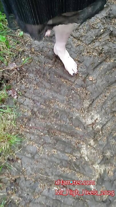 Op blote voeten in het bos