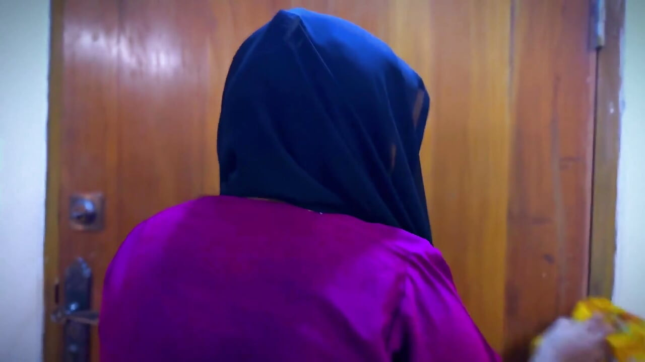 Người giúp việc nóng bỏng Ai Cập mông to bị mắc kẹt dưới ghế sau đó tôi nhìn thấy cặp mông trần truồng của cô ấy & bắt đầu thủ dâm