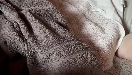 Meine füße helfen mir, laut im bett zu pinkeln - lautes pinkeln
