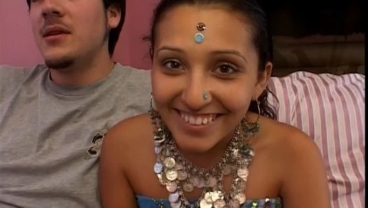 甘いインド人彼女は見知らぬ人との3pセックスを好む