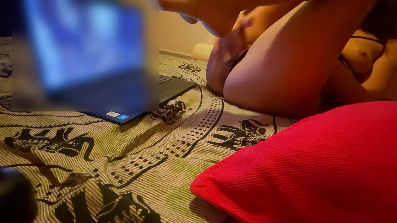 प्यारी हॉट गर्लफ्रेंड पोर्न देखते हुए पकड़ी गई और जोरदार हस्तमैथुन किया