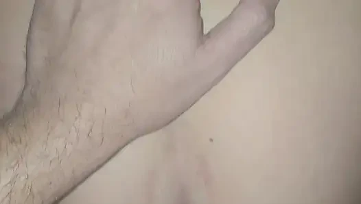 Amımın içine boşalıyor ve ben amcığım dölünü osurarak boşaltıyorum.e