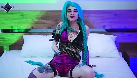 Ateşli hatun Jinx büyük dildo eğlencesi yapıyor. Karneli Bandi