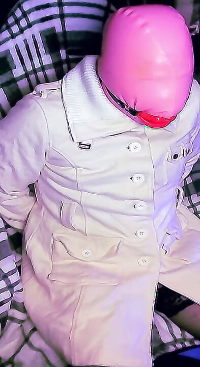 กระหรี่น้ําแตกข้างถนนในเสื้อโค้ทสีขาว
