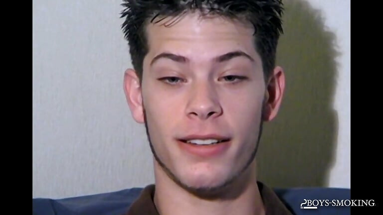 BoysSmoking Bleu zagrijava scenu svojim zadimljenim izgledom i nevjerojatnim kurcem