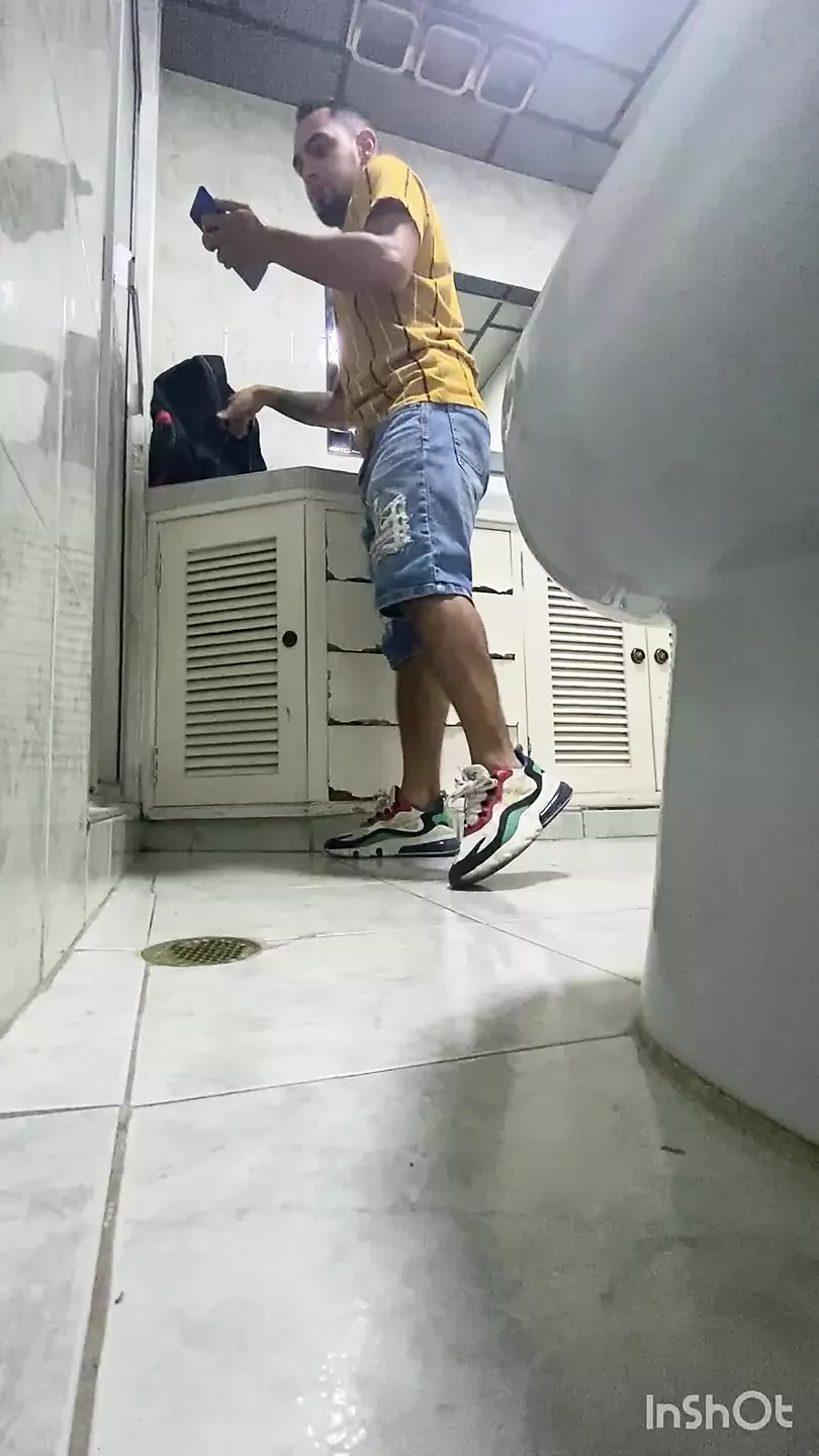 cunhado me grava novamente no banheiro, mas desta vez eu percebo