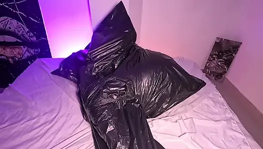 Çöp torbasındaki kız nefesiyle oynuyor