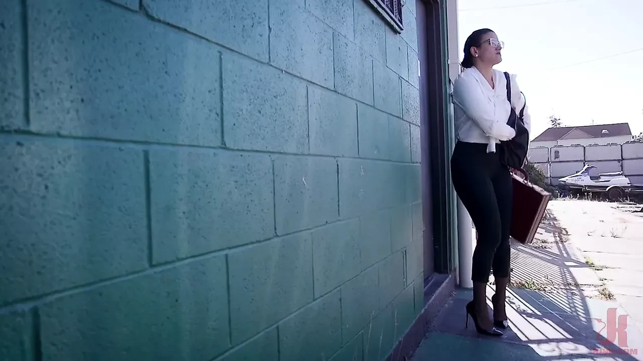 熟女特工搞砸了卧底工作并牺牲了潮吹