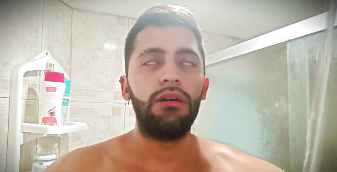 Bez u vodi bez ruku. Puštam mlaz vode da pada na moj veliki neobrezani latino kurac dok me ne natjera da svršim.