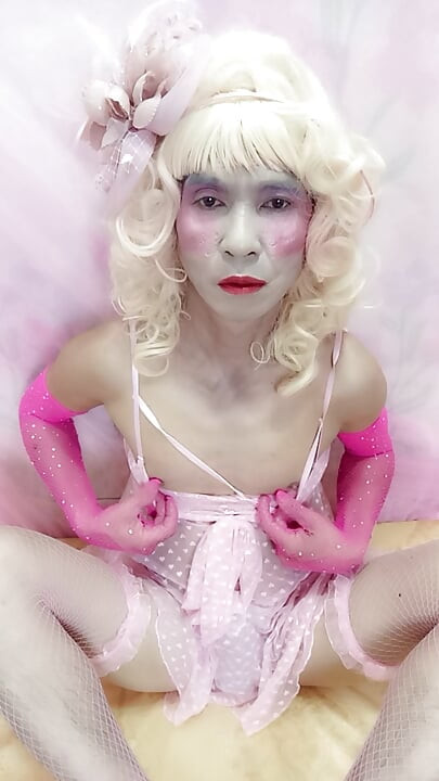 Oanh Le transgender wearing sexy porn selfie love cup