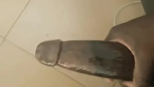 Adam edepsizce mastürbasyon yapıyor ve hayranlarından övgü alıyor. Çok fazla boşalma